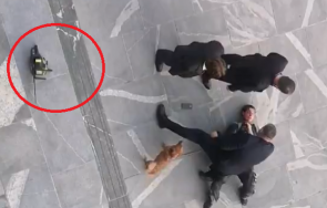 екшън словенец нахлу резачка парламента любляна видео