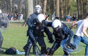 полицията белгия разгони коне сълзотворен газ водни оръдия парти април