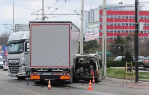 тир отнесе две коли русе