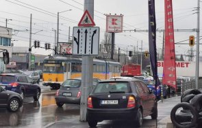 камион трамвай сблъскаха софия снимки