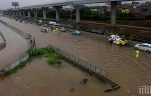 трагедия наводнения погубиха поне души индонезия