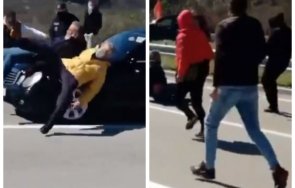 екшън черна гора служебният автомобил премиера мина протестиращи метнаха капака видео