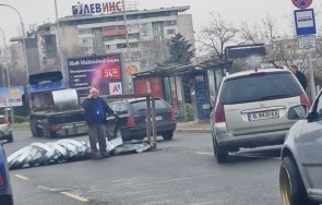 камион разпиля необезопасен товар блокира основен булевард варна снимка
