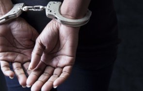 шестимата изнудвачи остават постоянно ареста