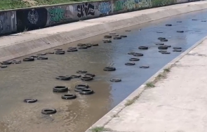 изхвърлиха десетки автомобилни гуми река слатинска