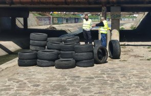 извадиха стотината стари гуми слатинска река