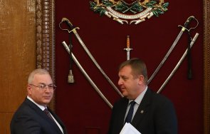 каракачанов награди представители беларуското предприятие ремонтирало самолетите снимки