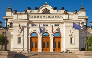 трескава подготовка новите депутати гласуват вдигане ръка два микрофона