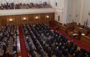 извънредно пик новите депутати влязоха парламента клетвата посрещнаха протест живо обновена