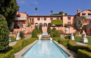 продават половин цена имението кръстника бодигард