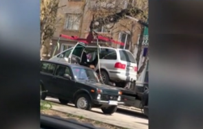 паяк вдигна кола дете плевен автомобилът бил затъмнени стъкла