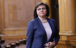 скандал нинова обикаля народното събрание без маска снимка