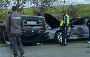 тежка верижна катастрофа пътя бургас созопол кола изхвърча обърна таван снимки