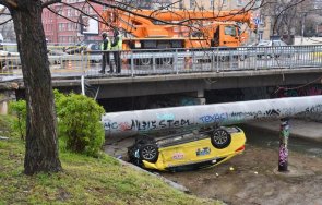 меле софия такси падна таван коритото владайска река шофьорът болница снимки