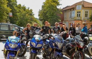 жените мотористки искат мъжете пазят пътя