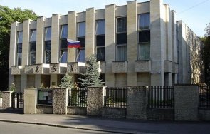 заляха стените руското посолство прага кетчуп седем души задържани