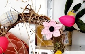 хора увреждания предлагат ръчно изработена великденска украса