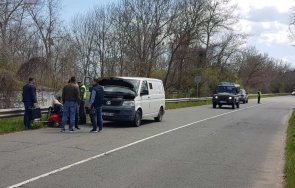 заловиха бус нелегални мигранти китен