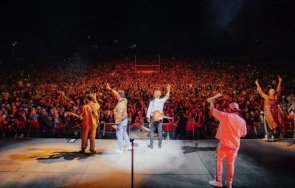 000 присъстваха концерт нова зеландия без маски социална дистанция