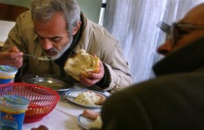 вече пета година трапезарията църквата света параскева петка троян храни гладни