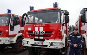 пожарникари тренират евакуация ученици