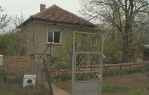 откриха боен арсенал дома убиеца манастирище