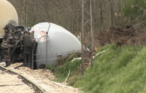 продължава обезопасяването дерайлиралите цистерни ветово