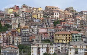 нас град италия продава 900 къщи цената едно кафе