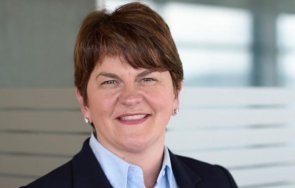 министърът северна ирландия арлин фостър подаде оставка