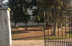 вандали отрязаха врата училище софия