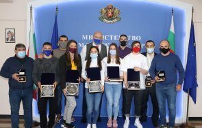 министър кралев награди медалистите европейското първенство борба