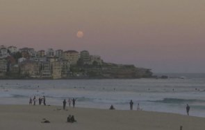 розова супер луна озари небето сидни