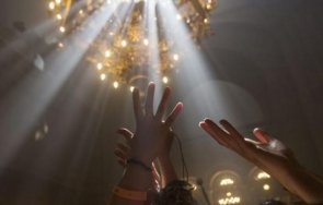 донесе благодатния огън божи гроб