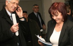 осъденият спецсъда румен овчаров шепне ухото корнелия иска максимално държат мандата спаси правосъдието