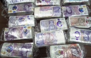 заловиха 000 недекларирани паунда скрити кабина камион