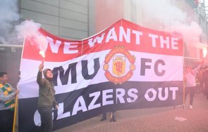 супер скандал олд трафорд фенове нахлуха стадиона мача ливърпул палят димки крещят собствениците видео