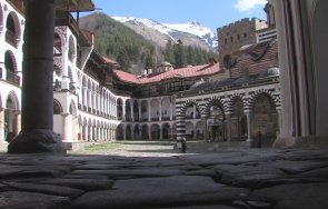близо година късно рилският манастир отново отворен туристи
