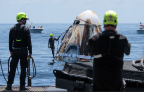 crew dragon четирима астронавти върна земята