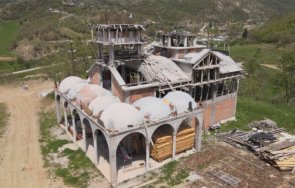 шкаф вместо олтар недостроен храм благоевградско село