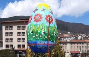 двуметрово яйце украси центъра трън