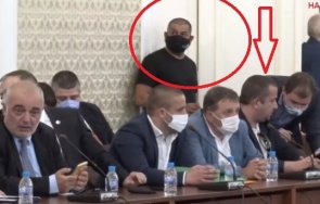 скандалният свидетел манолова доведе мургави охранители снимки