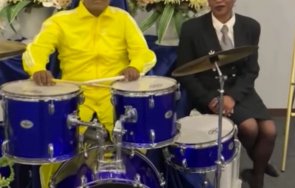 канада поставиха тялото мъртъв музикант барабани погребението видео