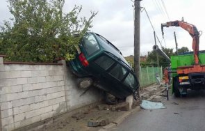 кола падна ограда селска къща