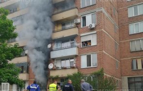 голям пожар бушува апартамент мездра снимки
