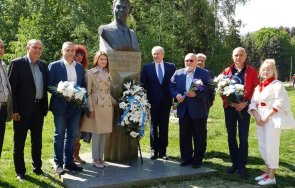 румен христов паметника рейгън президент сащ успя детронира тогавашния съветски съюз империята злото