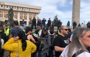 екшън центъра бургас заради гей парада стотици замерват двайсетина различни краставици яйца пазят жандармеристи