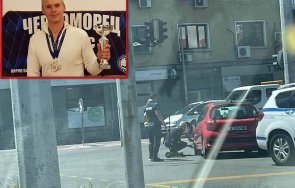 полицай смени гумата шофьорка центъра бургас докато стотици снимаха подминаваха