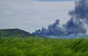 черни облаци стелят девня пламна депо стари гуми найлони снимки