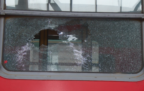 един влак нападнат разбит камъни