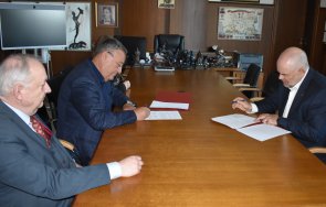 здравният министър разхлабва мерките увеличават капацитета стадионите